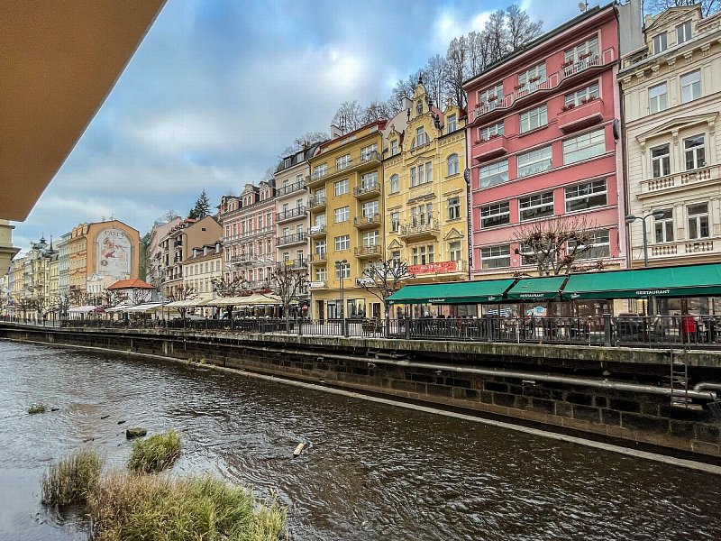Domy ve Vřídelní ulici na nábřeží Teplé